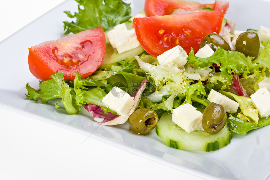 白色盘子上的希腊沙拉细节食物木头柚木黄瓜蔬菜草本植物绿色饮食低脂肪胡椒图片