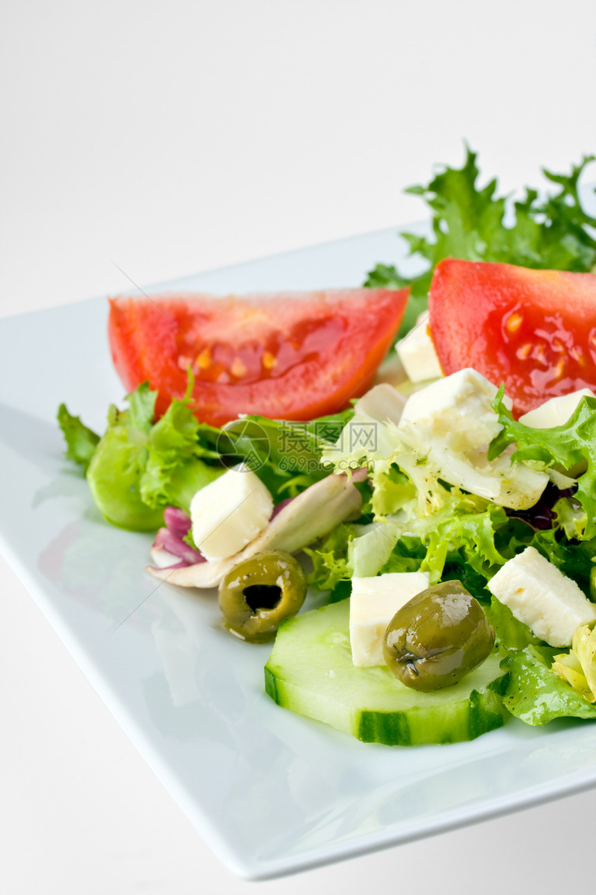 白色盘子上的希腊沙拉细节午餐草本植物木头香菜饮食胡椒低脂肪蔬菜桌子香肠图片