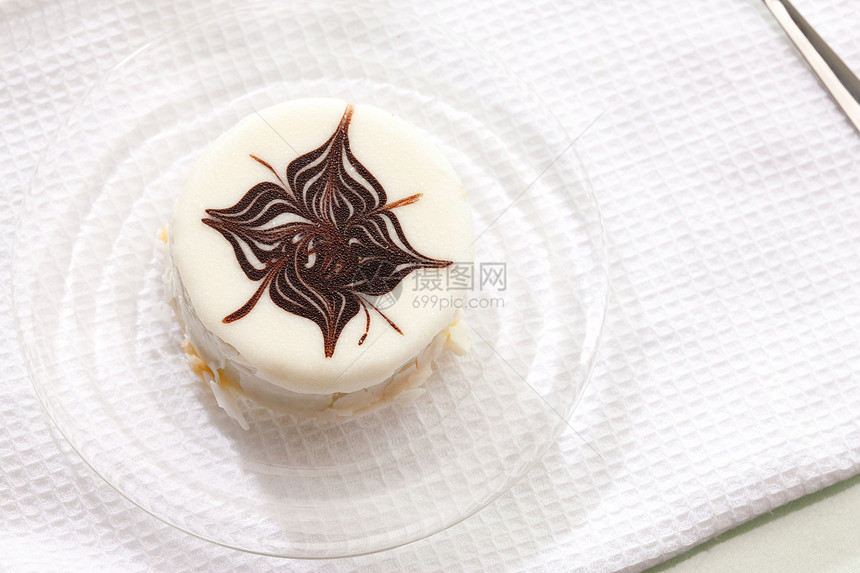 蛋糕甜点巧克力白色食物网络糕点勺子奶油图片