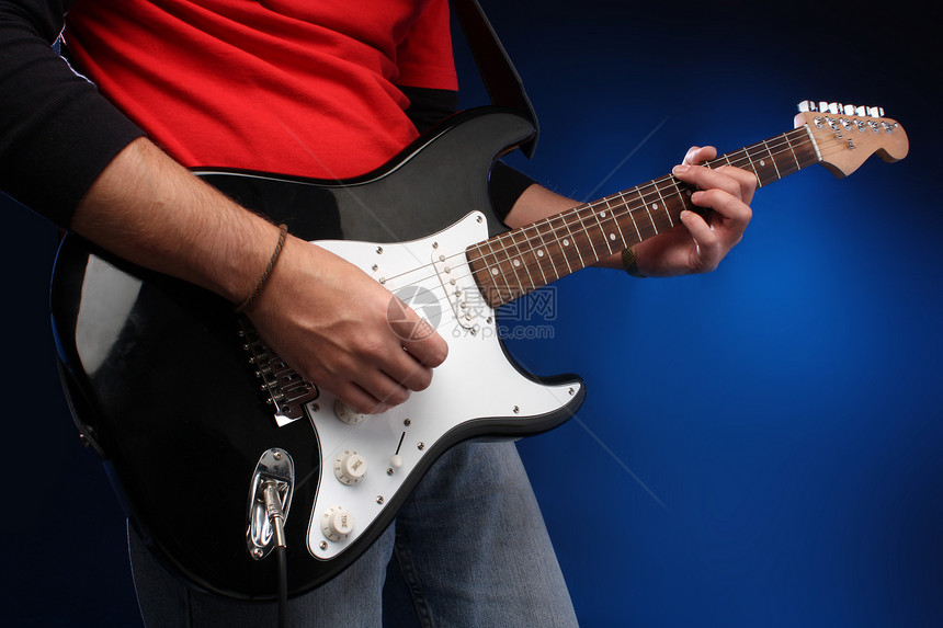 玩电吉他牛仔裤男性黑色吉他手细绳音乐指板岩石演员音乐家图片