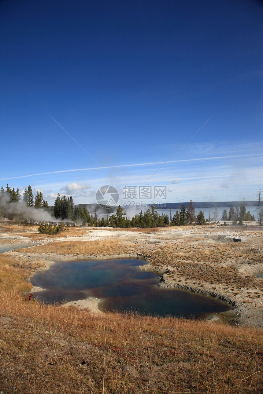 黄石公园西河流域树木地热蒸汽陨石国家景点水池山脉地标场景图片