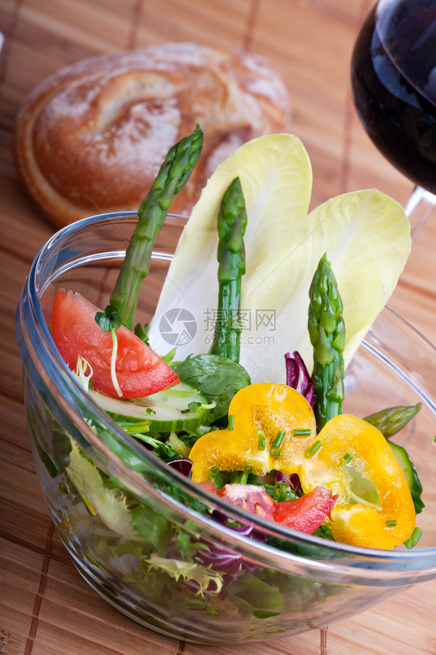 玻璃碗新鲜沙拉 配绿色火箭饮食蔬菜面包叶子午餐白色刀具烹饪包子图片
