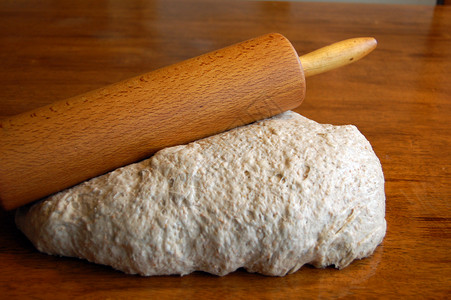 滚盘和面粉面包食物小麦烘烤面团背景图片