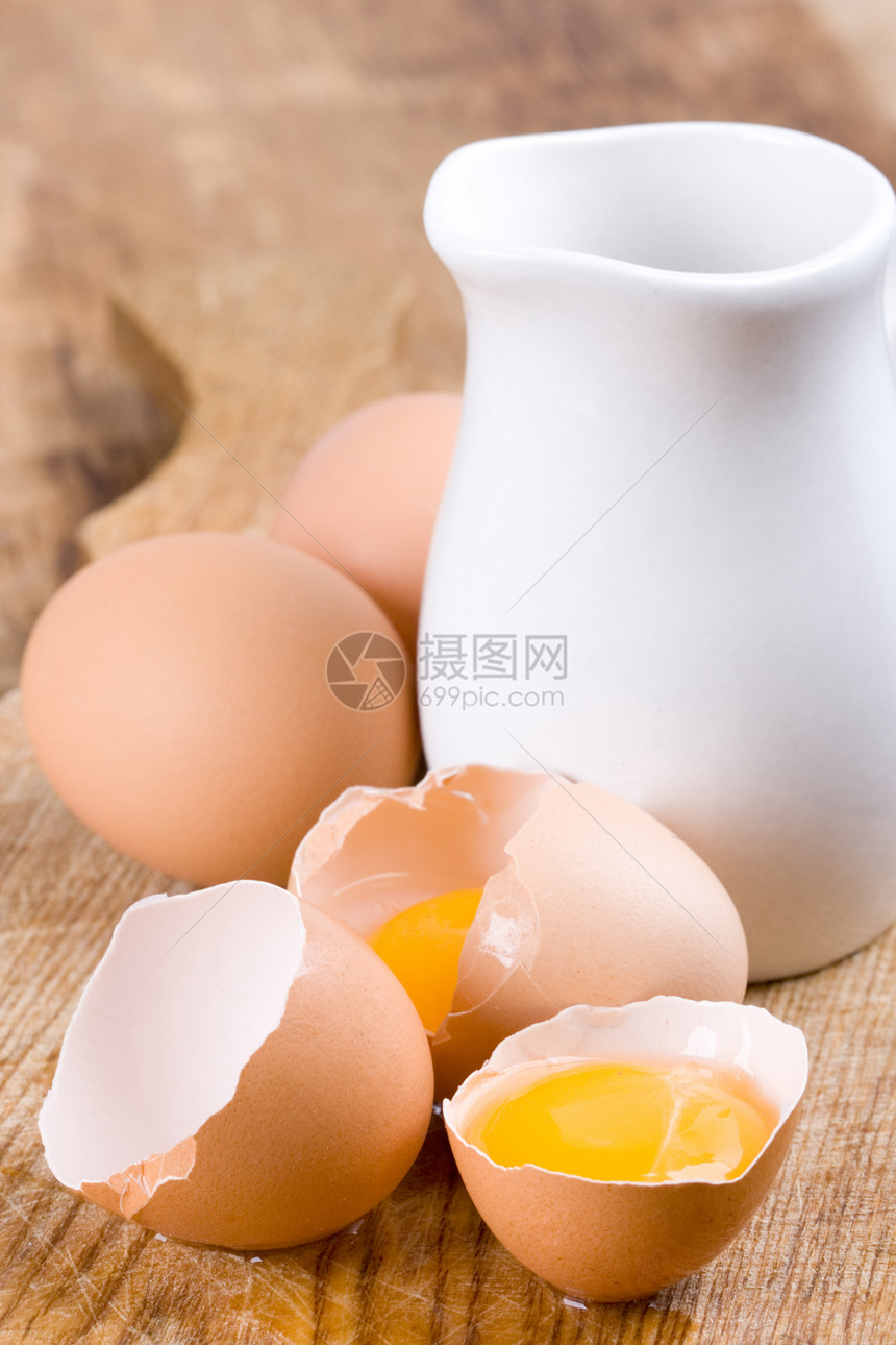 棕蛋和一些牛奶陶瓷棕色宏观用具早餐厨房黄色烹饪奶制品木头图片