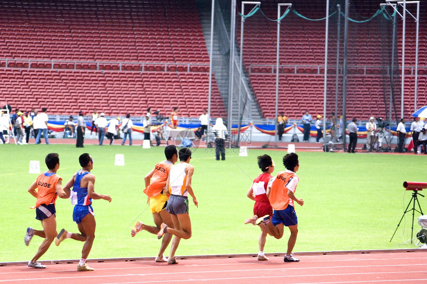 男性为盲人提供的1 500个Meters男人跑步游戏国际娱乐竞赛场地狂欢节竞争冠军图片
