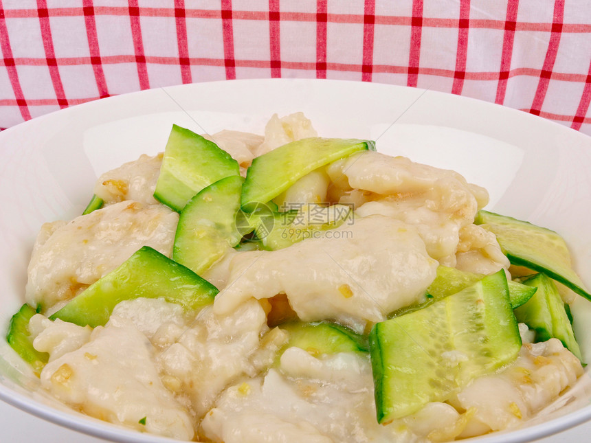 带黄瓜的炸白鱼白色盘子营养柠檬动物烹饪美食蔬菜油炸午餐图片