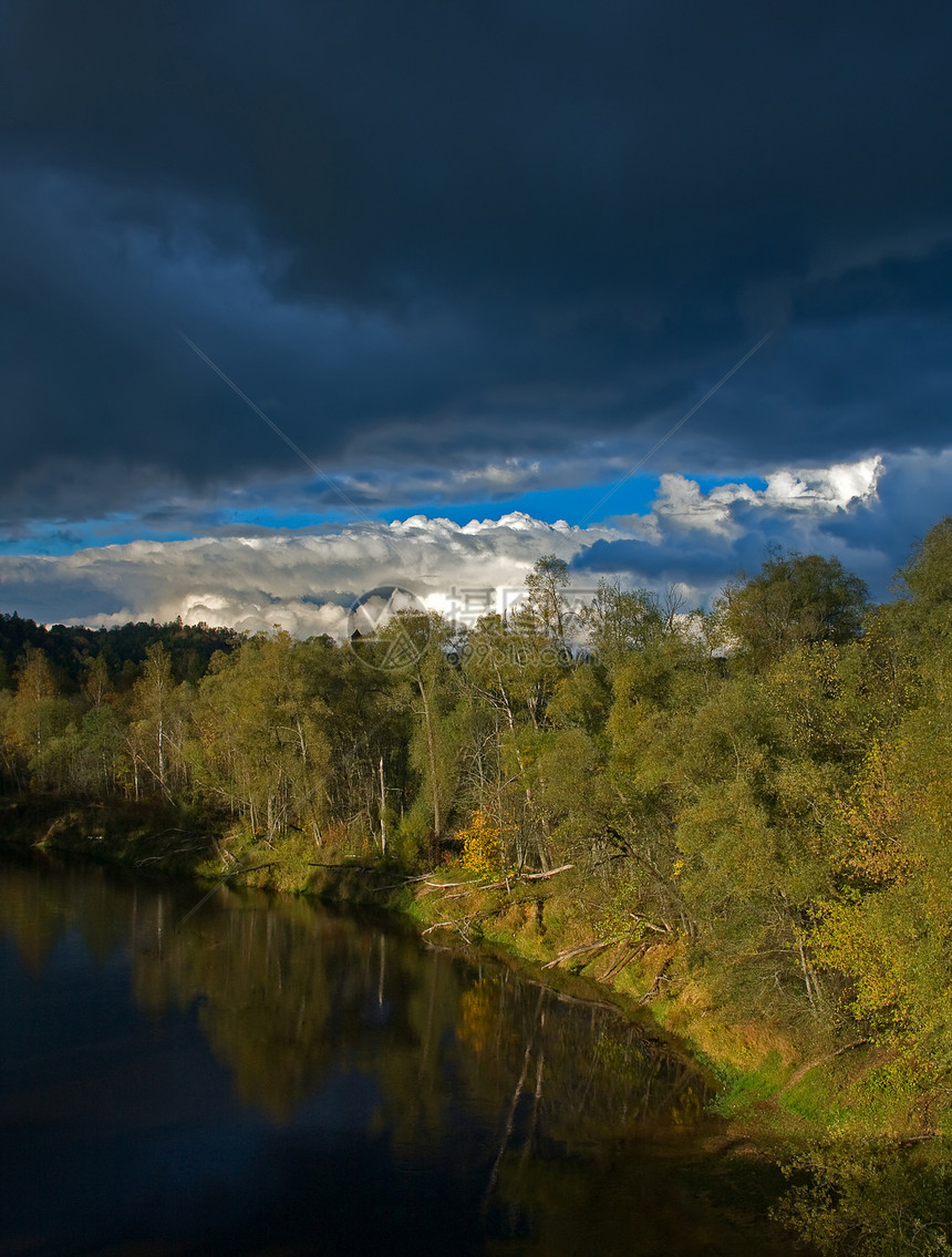 秋季河风景天空树木溪流公园荒野反射季节场景蓝色图片
