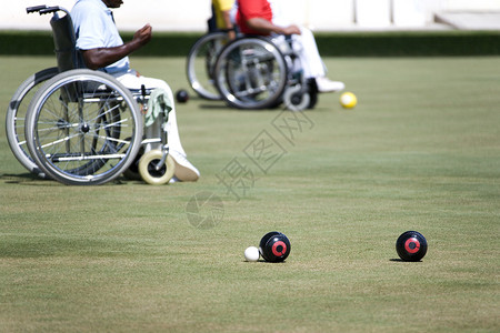 残疾人轮椅草坪碗男训练男人狂欢节障碍锦标赛椅子场地挑战运动火柴背景图片