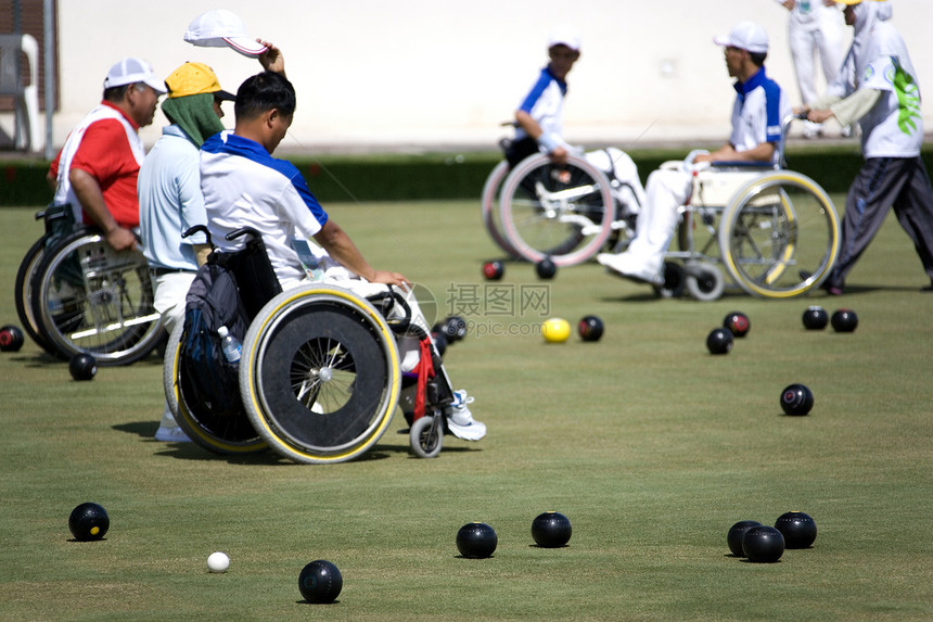 残疾人轮椅草坪碗男冠军草地男人车轮游戏竞赛场地竞争者投球障碍图片