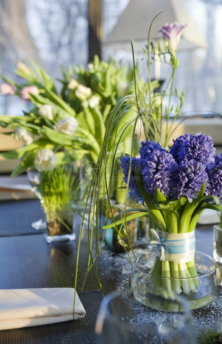 餐桌的装饰 花瓶里有色体的香水花束餐厅紫丁香植物展示蓝色投标铭文植物学紫色明信片图片