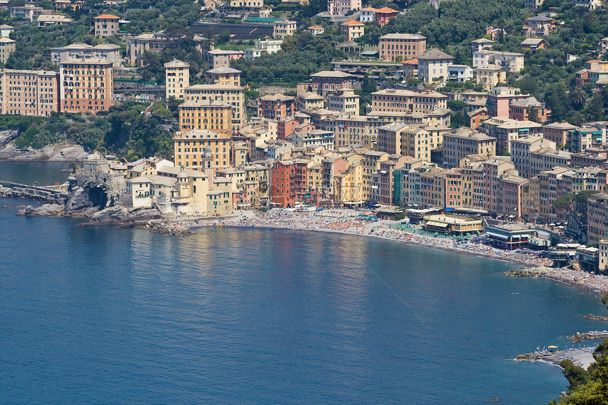 意大利卡莫利房子假期港口海滩支撑游客海湾晴天旅游爬坡图片