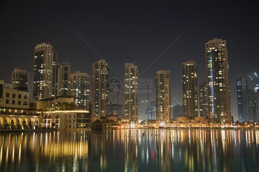 阿联酋 迪拜夜间天际财产摩天大楼建筑物多层公寓市中心城市景观住房中心图片