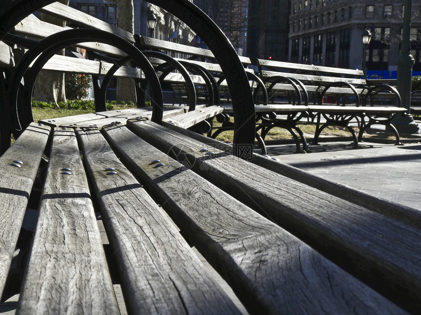 法官线条座位阳光木头孤独家具植物公园阴影长椅图片