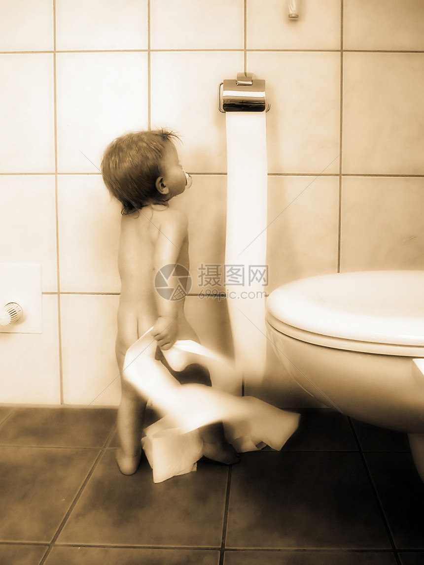 小男孩子学习快乐抹布恶作剧洗手间便壶婴儿厕所孩子男生图片