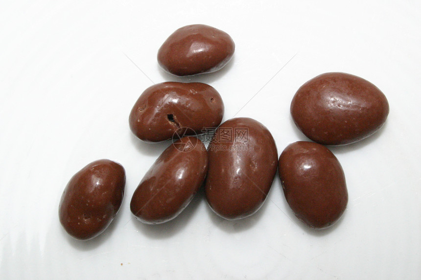 孤立的巧克力葡萄干图片