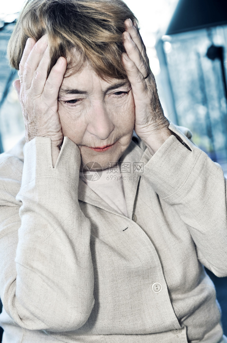 担任户主的老年妇女老化老年人疼痛成人头痛思维退休女性思考灰色图片