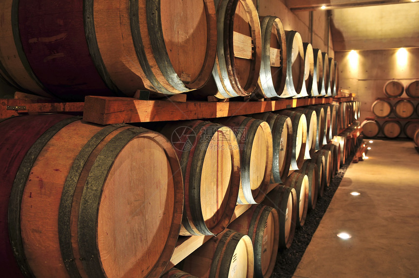 酒桶地窖集装箱贮存酒精五线谱橡木老化发酵木头篮球图片