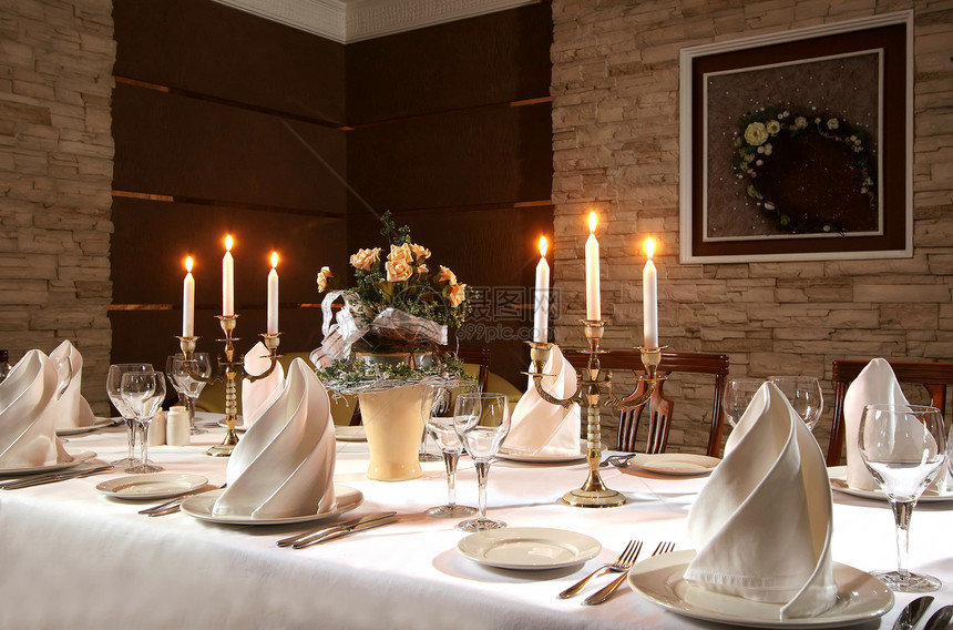 桌上的蜡烛花束晚餐餐厅商品玻璃玫瑰服务烛台花朵餐巾图片