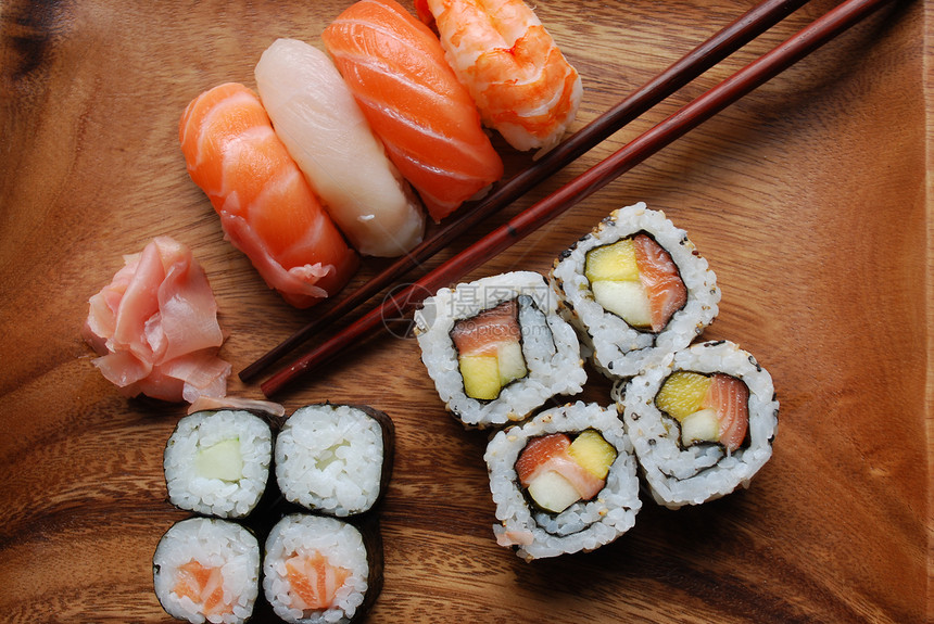 寿司日本人食品木板芝麻低音鳟鱼寿司鱼片营养传统酱油盘子食物图片