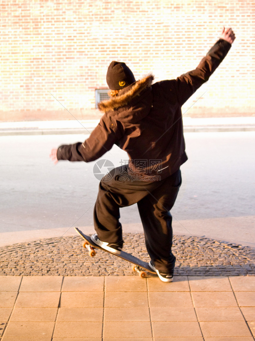 城市生活方式     年轻男性青少年在运动滑板上手工操作图片