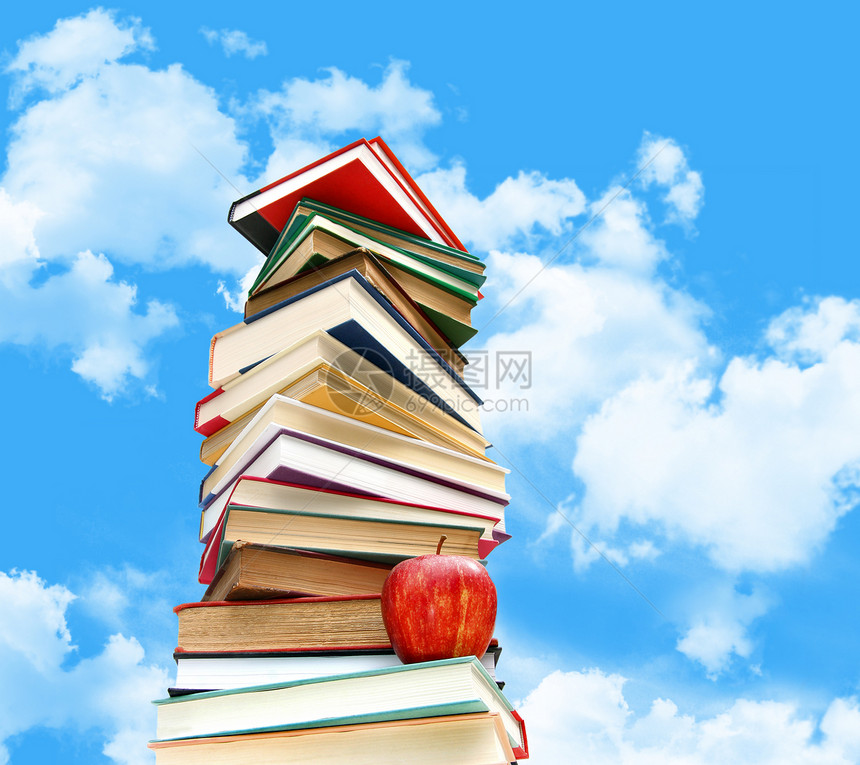 蓝天的书和苹果堆小吃阅读收藏白色学习命令天空知识研究红色图片