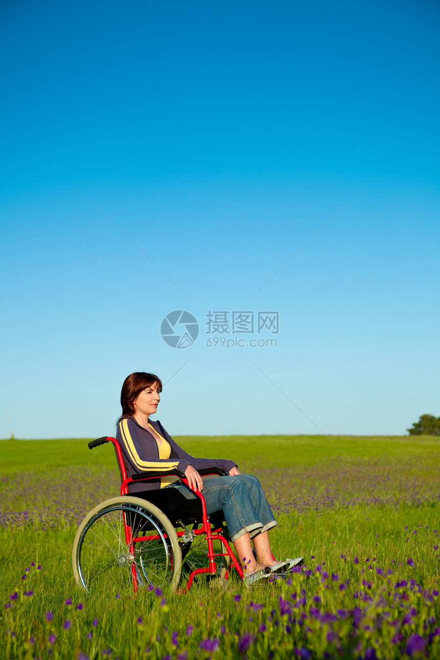 轮轮椅残疾妇女天空女孩思维车辆女性车轮草地活动成人蓝色图片