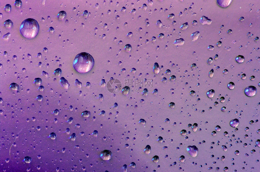 紫外线背景的水滴图片