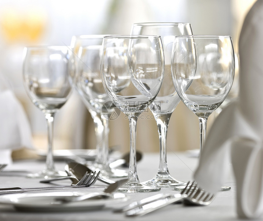 饭桌上的洗碗桌布宴会杯子刀具白色圣杯高脚杯玻璃平底锅餐巾纸图片