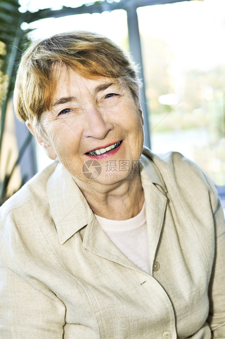 老年妇女笑着微笑祖母成人退休欢乐晴天灰色老年人女士阳光幸福图片