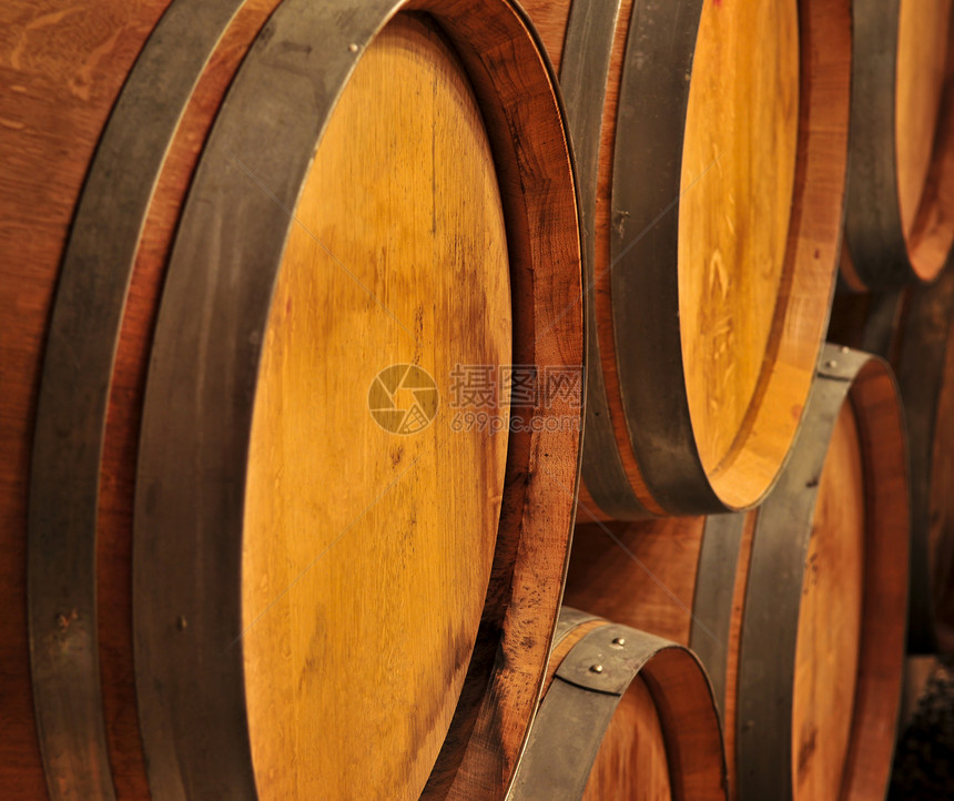 酒桶酒厂橡木葡萄园地下室老化饮料地窖发酵贮存酒精图片