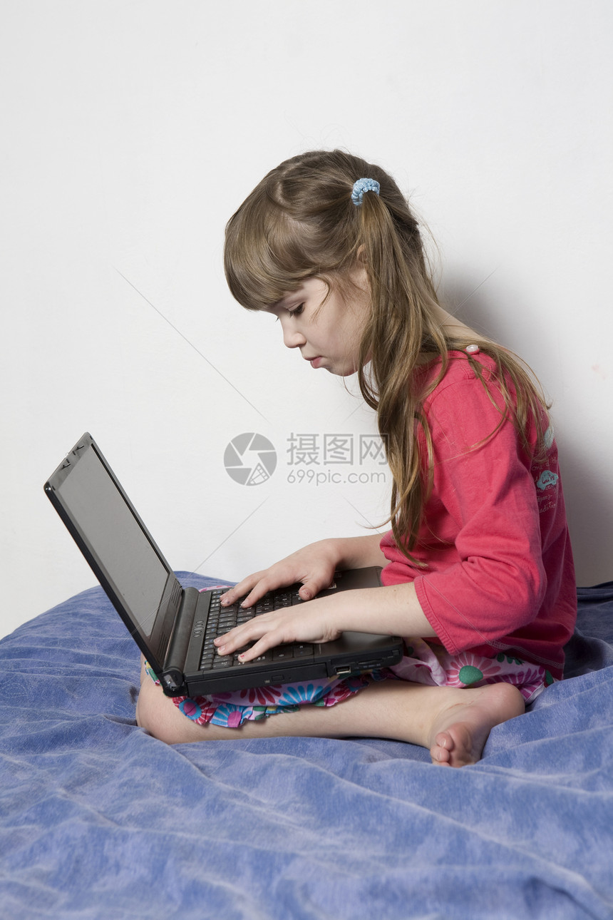 7岁女孩玩笔记本电脑图片