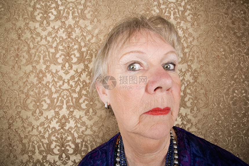 高年体养女成人鼻子鼻孔太后口红灰色项链女性皱纹长老图片