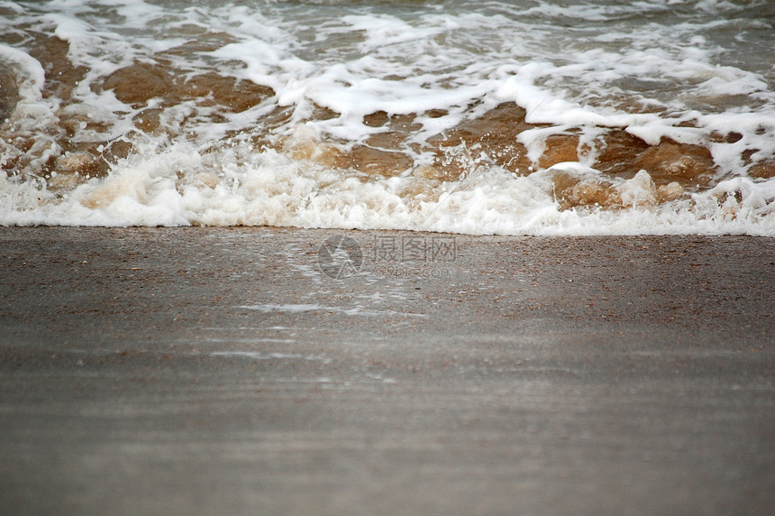 波浪在沙滩上图片