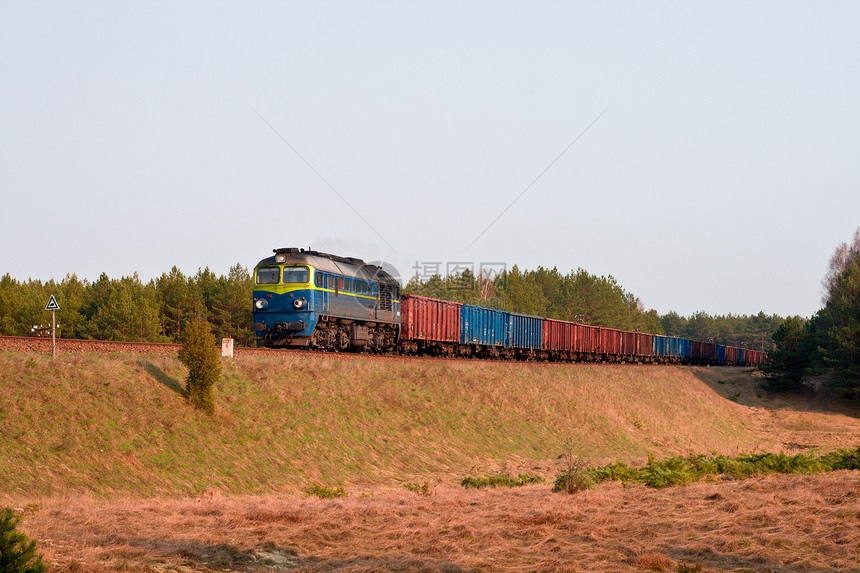 运输柴油列车机车力量铁路日光抛光水平森林货运车辆火车图片
