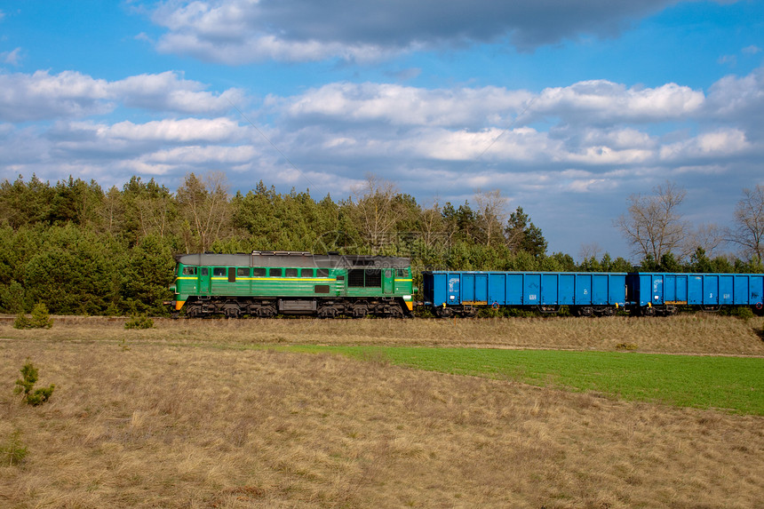运输柴油列车农村环境风景铁路抛光乡村水平草地日光力量图片