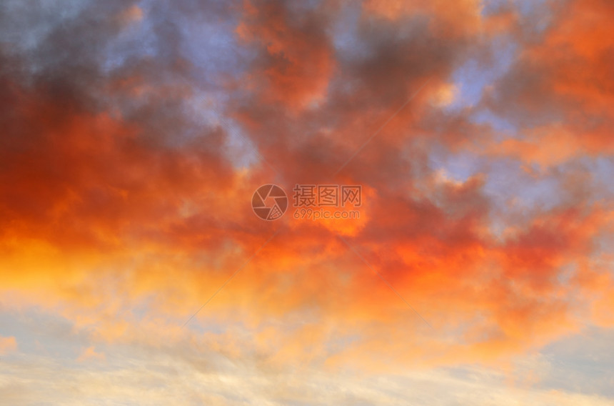 日落时的橙色云图片