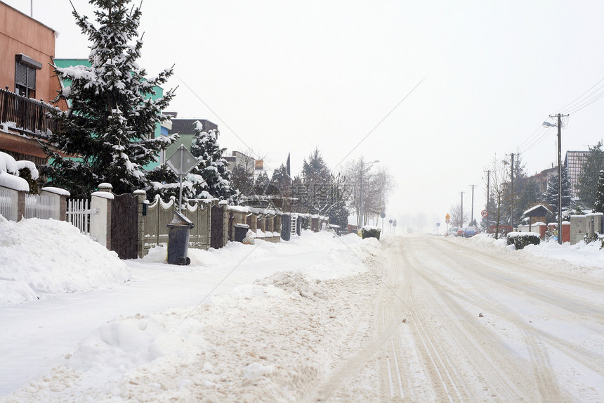 村庄中的雪路日光风景花园抛光城市冻结车道水平图片