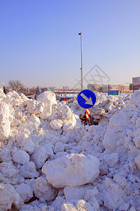 粉碎的雪雪白色日光街道穿越雪崩城市中心图片