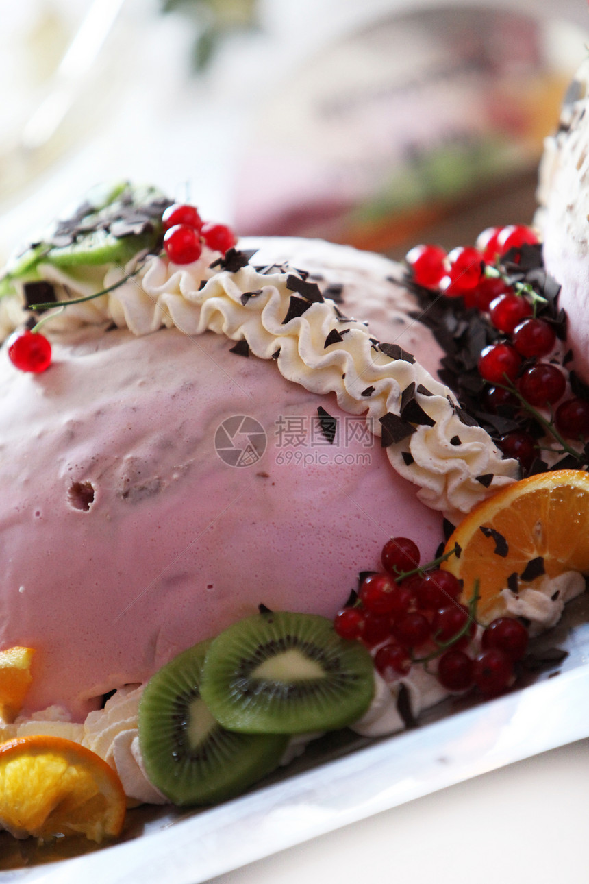 带水果的冰霜奶油奇异果甜点签名浆果冰淇淋餐厅冷冻热带主菜图片