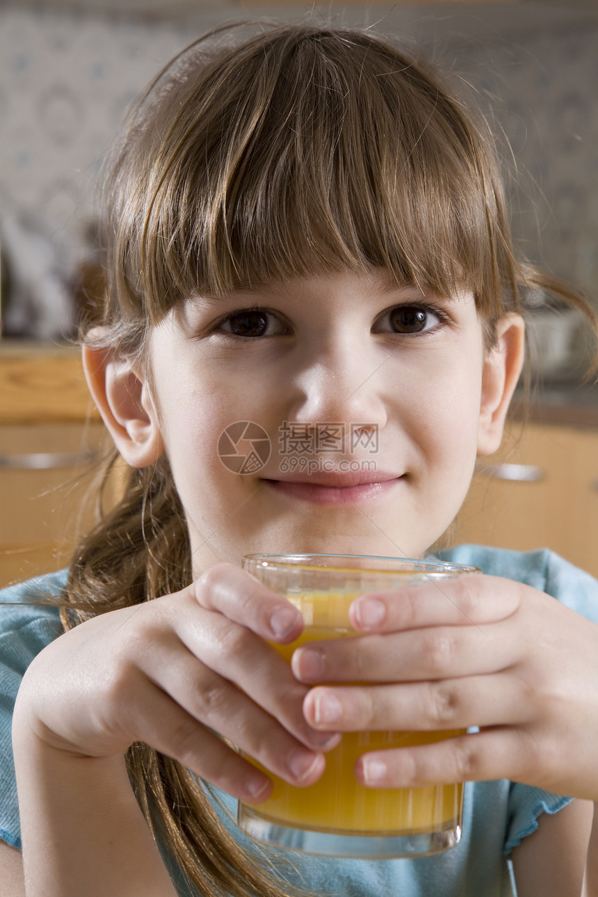 可爱笑笑的小女孩 七岁的女孩喝橙汁图片