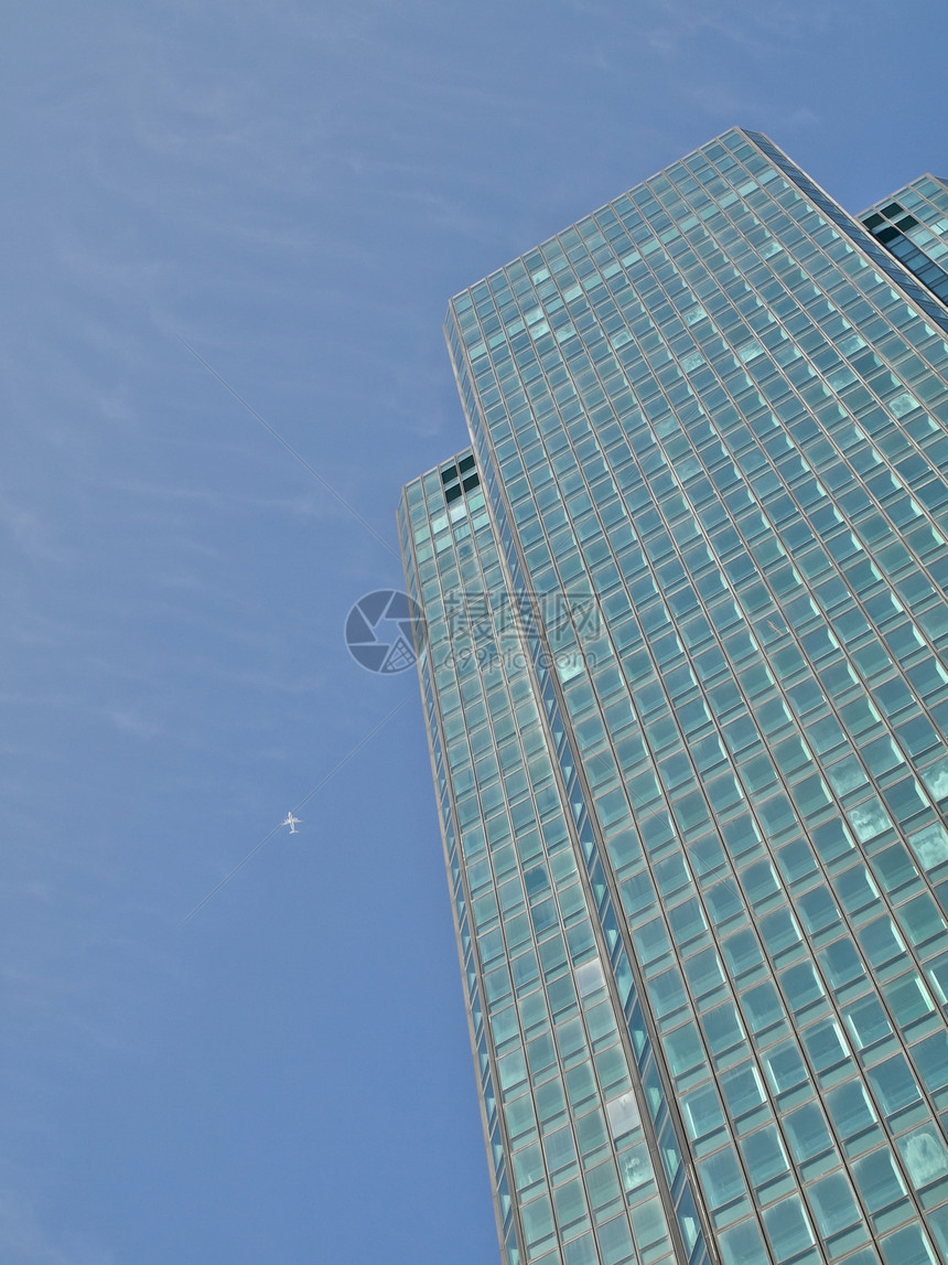 绿色摩天大楼和喷气式飞机图片