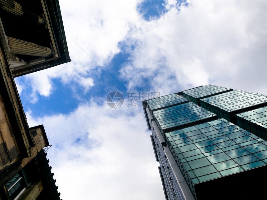 旧建筑和新建筑办公室公司窗户历史性反射玻璃市中心房地产商业蓝色图片