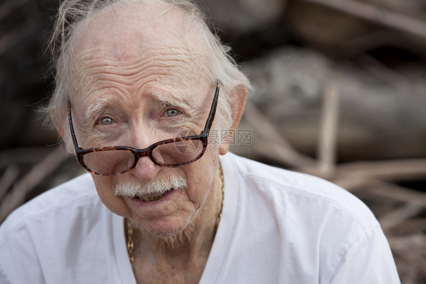 穿T恤衫和戴眼镜的老年人男性老年皱纹胡子眼镜成人长老灰色图片
