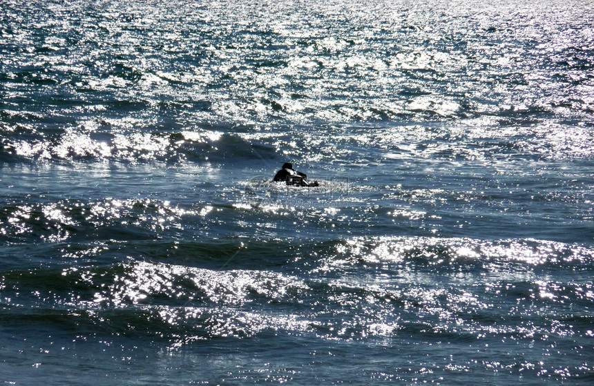 布莱顿人冲浪休闲液体活动海洋潮汐冲浪者波浪海浪阳光照射行动图片