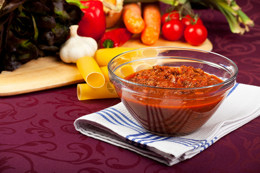 配有酱汤和生菜的碗碗美味面条胡椒地面蔬菜烹饪韭葱洋葱食物美食图片