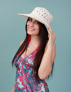 戴白帽子的女孩女性蓝色女士白色长发黑发微笑背景图片