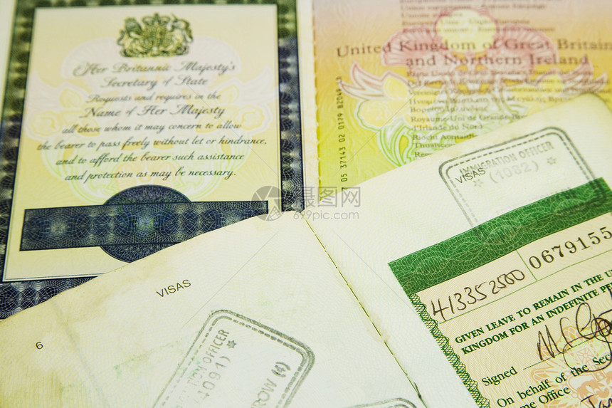 护照上盖有英国移民签证印章的外国护照图片
