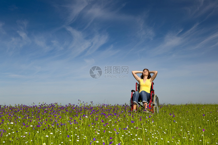 轮轮椅残疾妇女人士情感天空椅子座位闲暇成人轮椅幸福残障图片