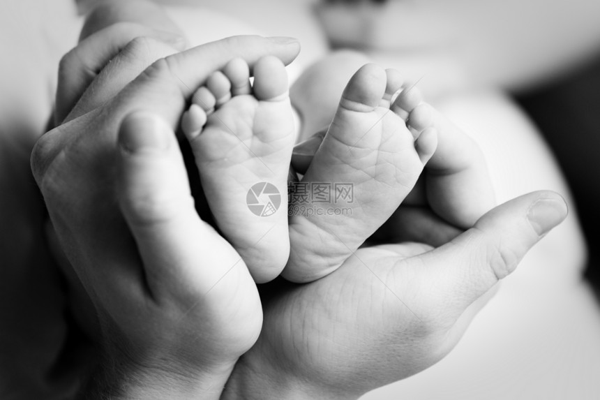 婴儿脚在手中孩子父母母性新生产妇黑色灰色婴儿期图片