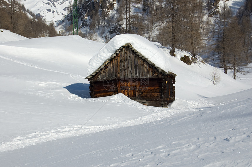 雪中高山木屋图片